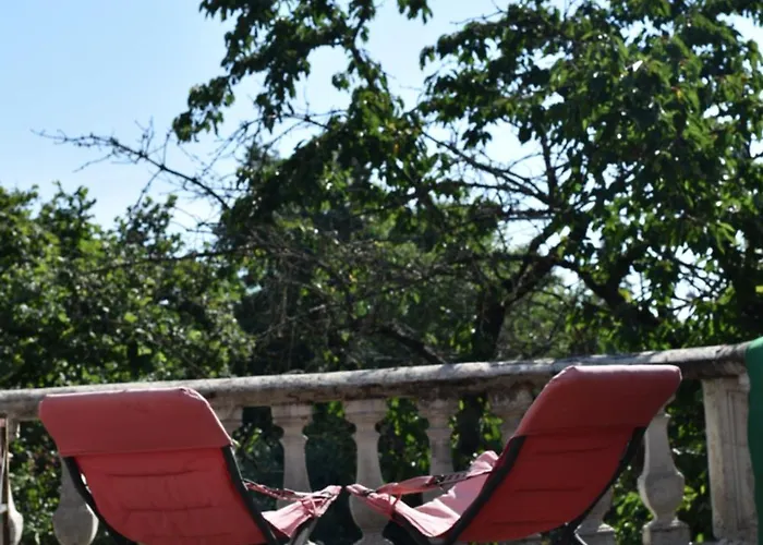 Проживание в семье Bugrane